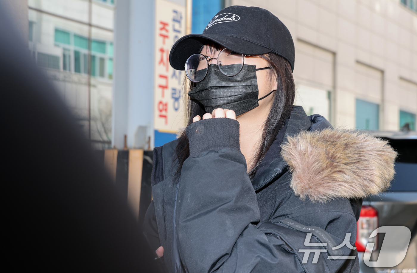 (대전=뉴스1) 김기태 기자 = 유튜버 쯔양(본명 박정원)이 10일 대전 서구 대전둔산경찰서에 피고소인 신분으로 조사를 마치고 취재진에 질문에 답하고 있다.  2026.3.10/뉴 …