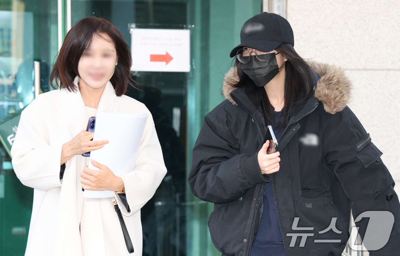 (대전=뉴스1) 김기태 기자 = 유튜버 쯔양(본명 박정원)이 10일 대전 서구 대전둔산경찰서에서 피고소인 신분으로 조사를 마치고 나서고 있다.  2026.3.10/뉴스1