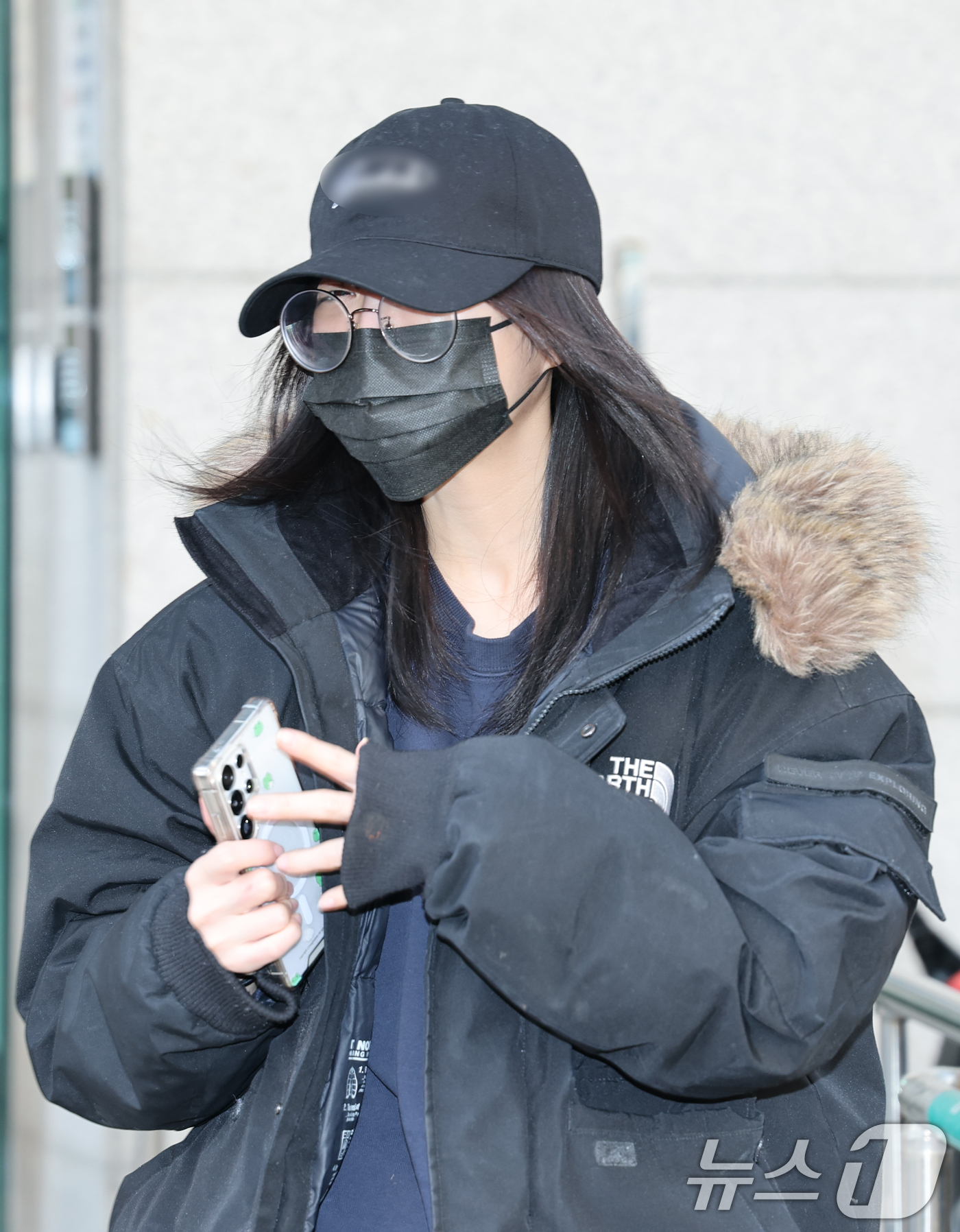 (대전=뉴스1) 김기태 기자 = 유튜버 쯔양(본명 박정원)이 10일 대전 서구 대전둔산경찰서에서 피고소인 신분으로 조사를 마치고 나서고 있다.  2026.3.10/뉴스1