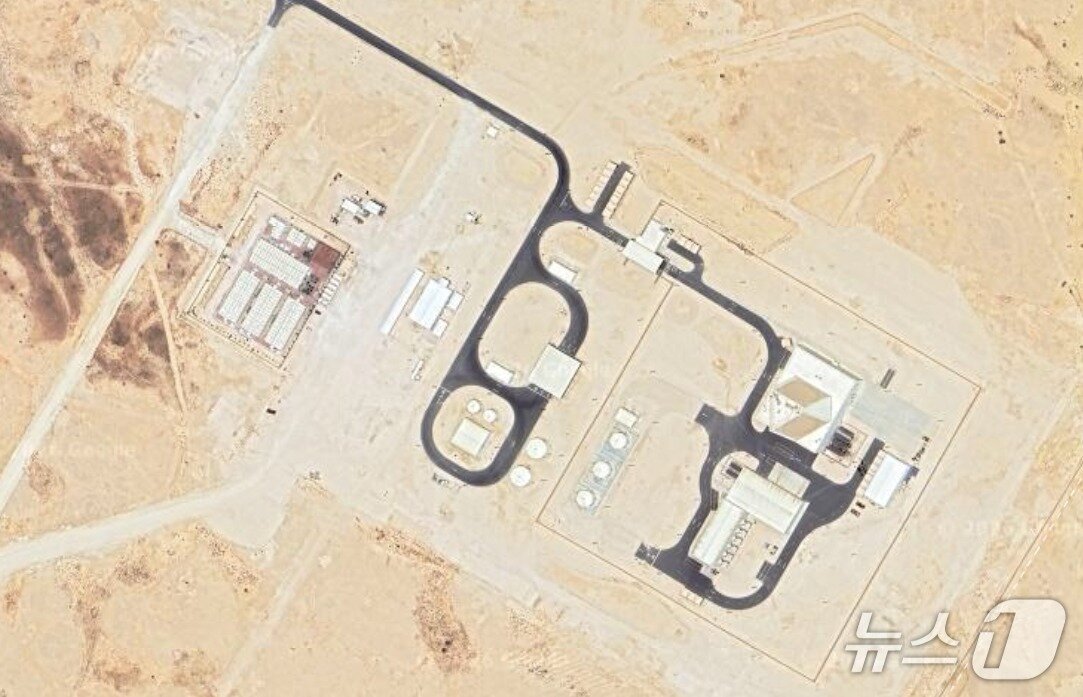 본문 이미지 - 카타르 알우데이드 미 공군 기지 인근 AN/FPS-132 레이더의 모습. 이란 이슬람혁명수비대는 지난 2일 알우데이드에 배치된 방공레이더 AN/FPS-132를 드론공격으로 파괴했다고 밝혔다. 2026.3.10./ⓒ 뉴스1(구글어스 캡쳐)