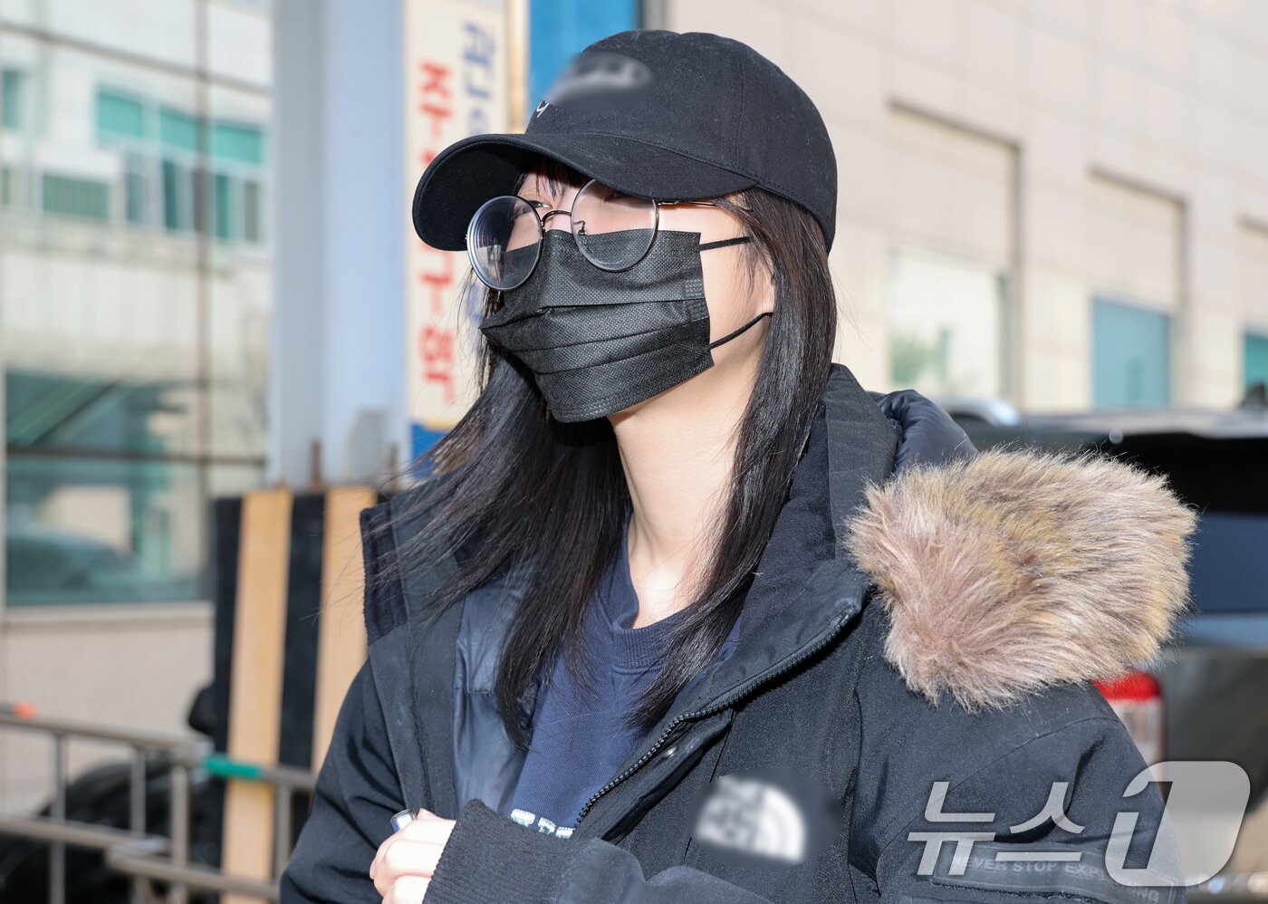 본문 이미지 - 유튜버 쯔양(본명 박정원)이 10일 대전 서구 대전둔산경찰서에서 피고소인 신분으로 조사를 마치고 나서고 있다. 2026.3.10 ⓒ 뉴스1 김기태 기자