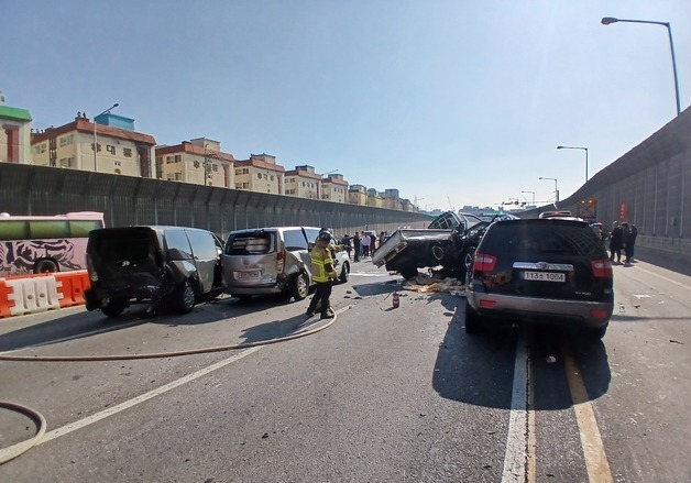 인천대로 서인천IC 일대서 7중 추돌로 3명 부상…2시간 정체(종합)