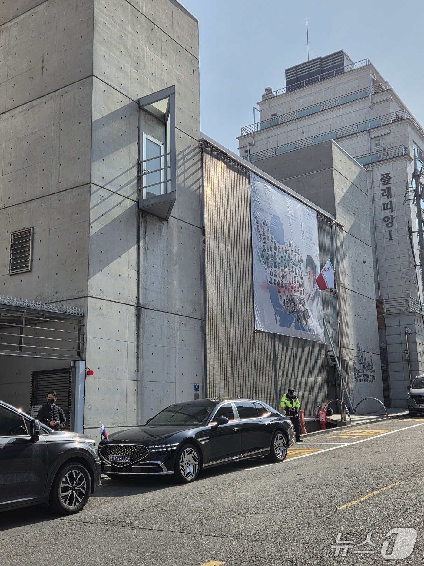 본문 이미지 - 10일 오전 서울 용산구에 위치한 주한이란대사관 앞에 게오르기 지노비예프 주한 러시아 대사의 차량이 정차돼 있다. ⓒ 뉴스1 임여익 기자