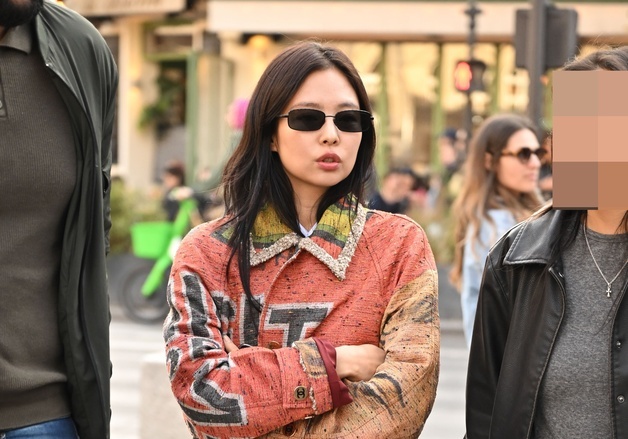 제니, 난해한 코트도 찰떡으로 소화한 인간 샤넬…멋짐 폭발 [N해외연예]