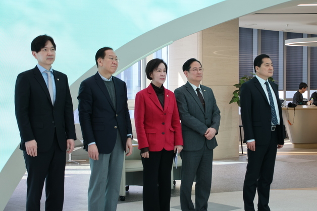 국힘 재경위 "외인 채권 매도·200억달러 대미 투자…환율 상승 압력"