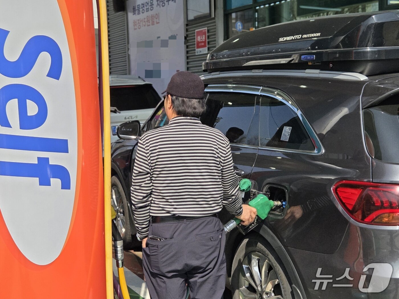 본문 이미지 - 지난 10일 오후 1시 30분께 전북 전주시 완산구의 한 주유소에서 시민이 기름을 넣고 있다.226.3.10/뉴스1 문채연 기자