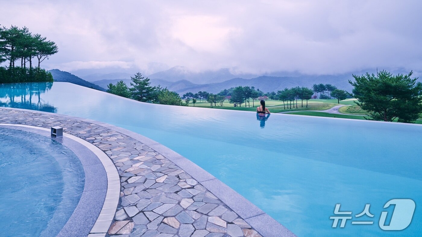 본문 이미지 - 비발디파크 인피니티풀.(대명소노그룹 소노인터내셔널 제공. 재판매 및 DB금지)/뉴스1