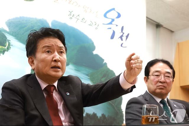 본문 이미지 -  지난달 26일 김영환 충북지사가 옥천군청 기자실에서 도정과 관련한 입장을 밝히고 있다. (충북도 제공. 재판매 및 DB금지)