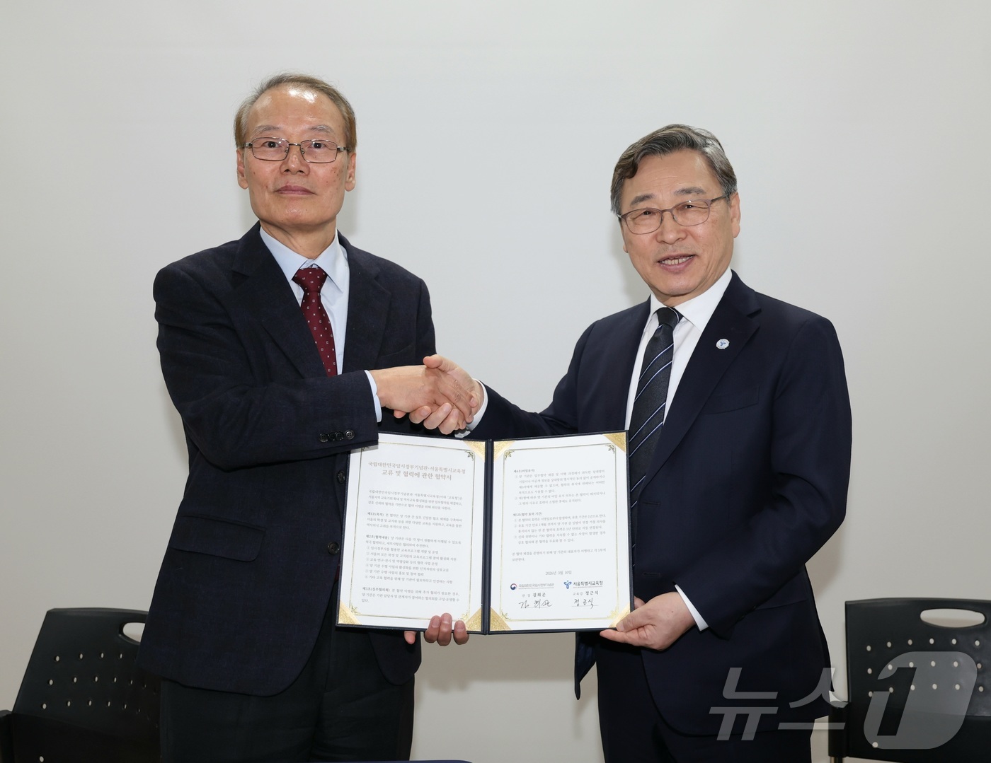 (서울=뉴스1) = 정근식 서울시교육감과 김희곤 국립대한민국임시정부기념관장이 10일 오후 서울 서대문구 국립대한민국임시정부기념관에서 '대한민국 임시정부사 교육 활성화'를 위한 업무 …