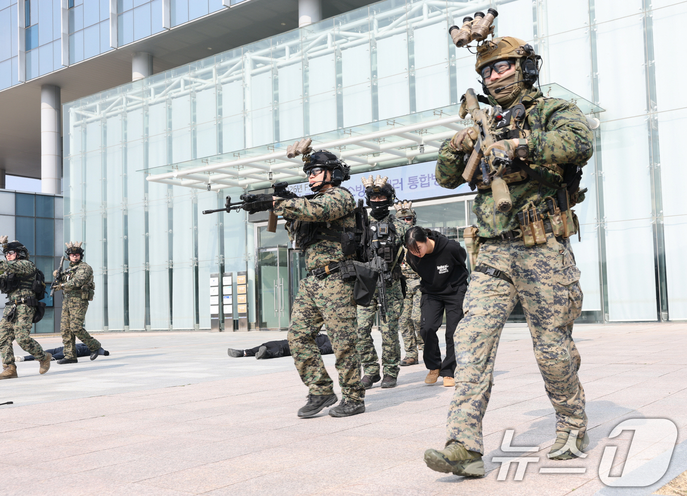 (울진=뉴스1) 최창호 기자 = 10일 한국수력원자력(주) 한울본부에서 실시된 군,경,소방합동 대테러통합방호훈련에서 군 특수부대원들이 가상의 테러범의 제압하고 있다.이날 훈련은 드 …
