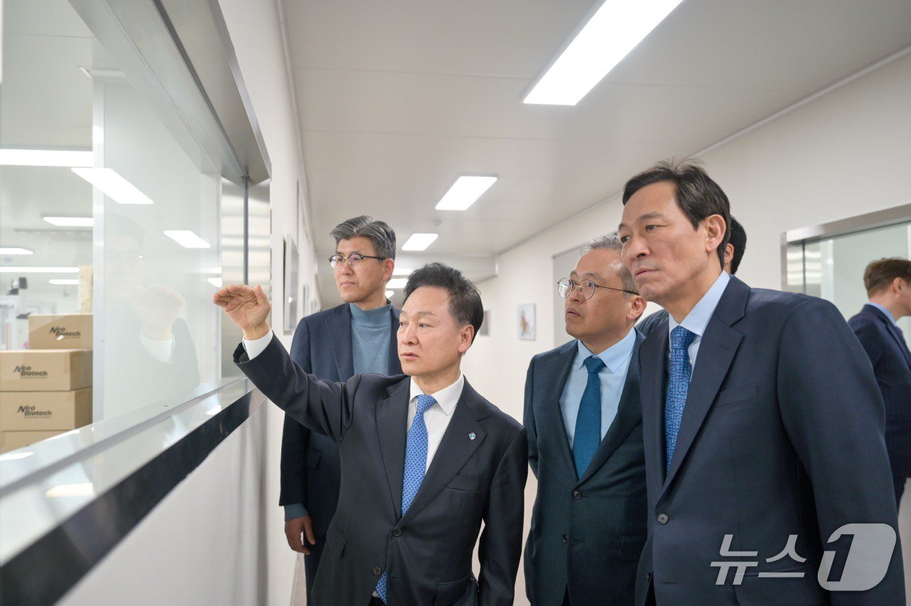 본문 이미지 - 우상호 더불어민주당 강원특별자치도지사 예비후보가 10일 원주 혁신도시와 의료기기 산업 현장을 방문, 지역 현안을 점검했다.(우상호 측 제공. 재판매 및 DB금지)