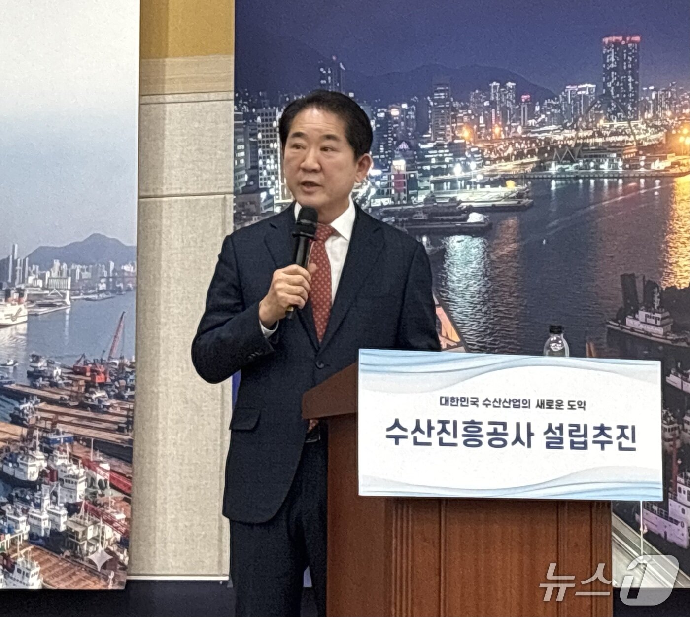 본문 이미지 - 정연송 부산공동어시장 대표이사가 수산진흥공사 설립의 당위성에 대해 설명하고 있다. (2026.3.10 ⓒ 뉴스1 홍윤 기자