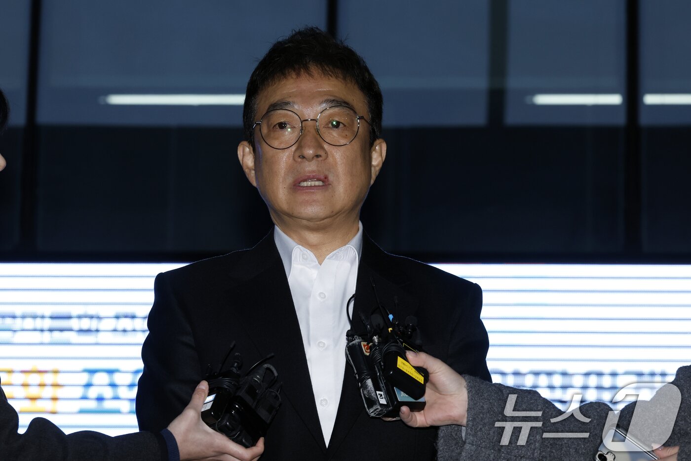 본문 이미지 - 음주운전을 시인한 배우 이재룡이 10일 오후 서울 강남경찰서 교통조사계에서 피의자 신분으로 조사를 받고 나와 입장을 표명하고 있다.  2026.3.10 ⓒ 뉴스1 박정호 기자