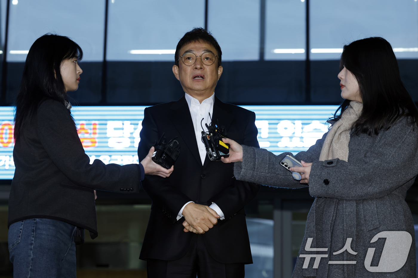 (서울=뉴스1) 박정호 기자 = 음주운전을 시인한 배우 이재룡이 10일 오후 서울 강남경찰서 교통조사계에서 피의자 신분으로 조사를 받고 나와 입장을 표명하고 있다.이 씨는 지난 6 …