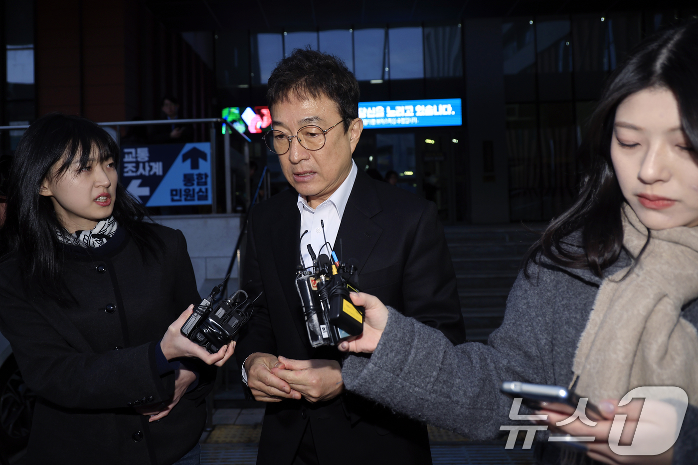 (서울=뉴스1) 박정호 기자 = 음주운전을 시인한 배우 이재룡이 10일 오후 서울 강남경찰서 교통조사계에서 피의자 신분으로 조사를 받고 나와 차량으로 향하고 있다.이 씨는 지난 6 …