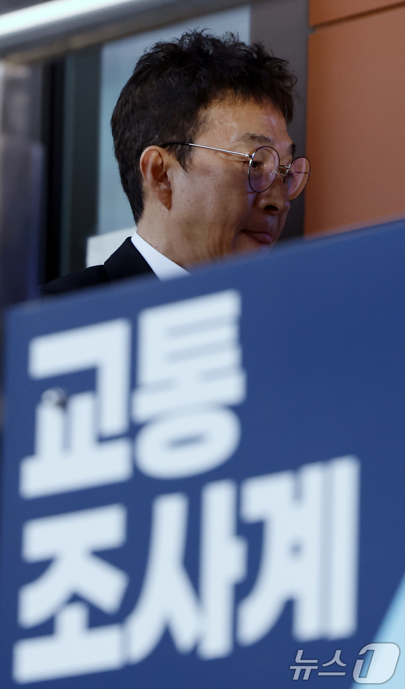 (서울=뉴스1) 박정호 기자 = 음주운전을 시인한 배우 이재룡이 10일 오후 서울 강남경찰서 교통조사계에서 피의자 신분으로 조사를 받고 나오고 있다.이 씨는 지난 6일 오후 11시 …