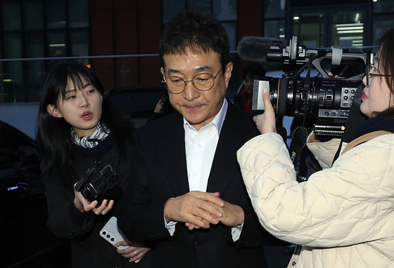 경찰 조사 받고 귀가하는 이재룡