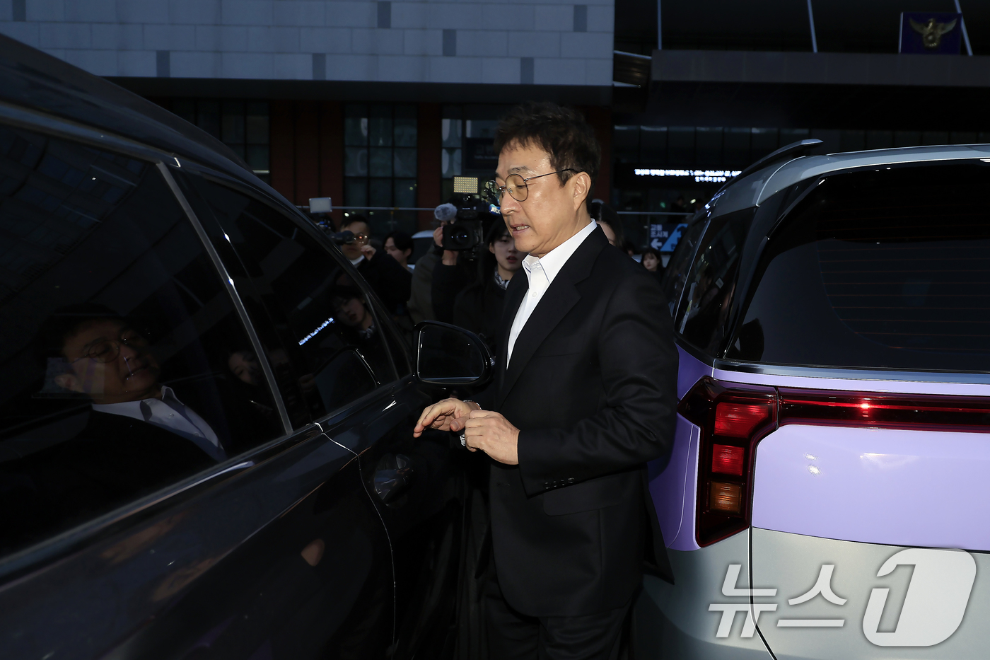 (서울=뉴스1) 박정호 기자 = 음주운전을 시인한 배우 이재룡이 10일 오후 서울 강남경찰서 교통조사계에서 피의자 신분으로 조사를 받고 나와 대기하는 차량으로 향하고 있다.이 씨는 …