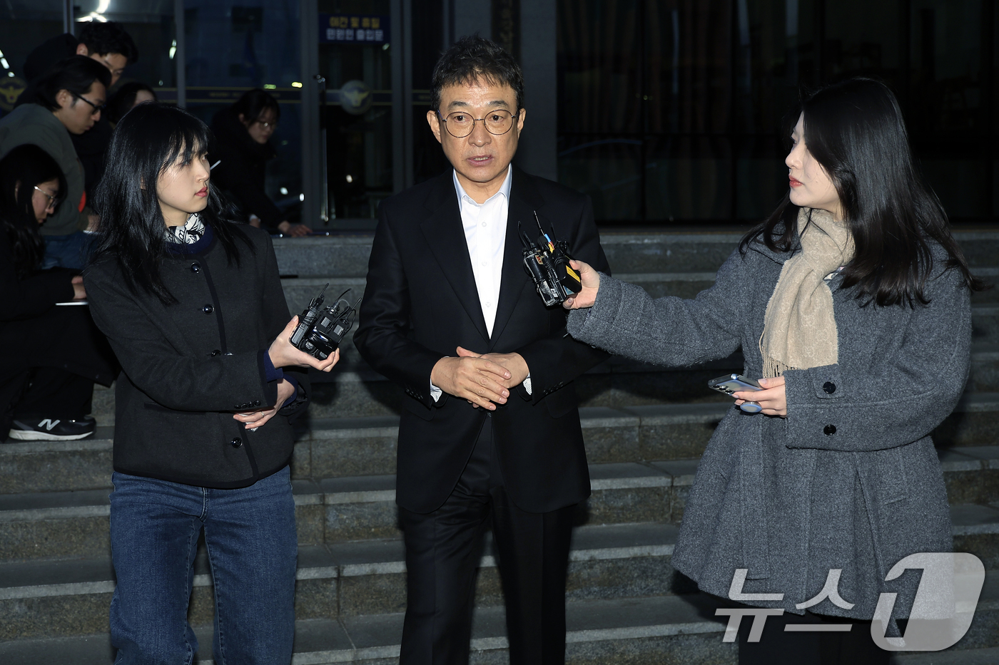 (서울=뉴스1) 박정호 기자 = 음주운전을 시인한 배우 이재룡이 10일 오후 서울 강남경찰서 교통조사계에서 피의자 신분으로 조사를 받고 나와 취재진의 질문공세를 받으며 대기하는 차 …