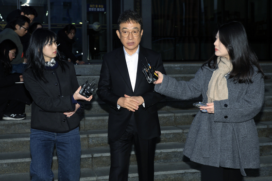 경찰 피의자 조사 받고 귀가하는 이재룡