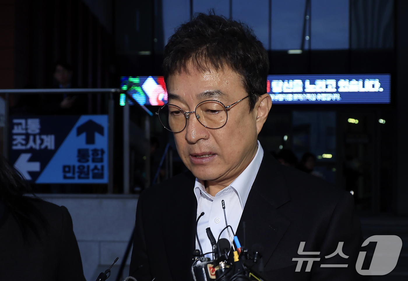 (서울=뉴스1) 박정호 기자 = 음주운전을 시인한 배우 이재룡이 10일 오후 서울 강남경찰서 교통조사계에서 피의자 신분으로 조사를 받고 나와 취재진의 질문공세를 받으며 대기하는 차 …