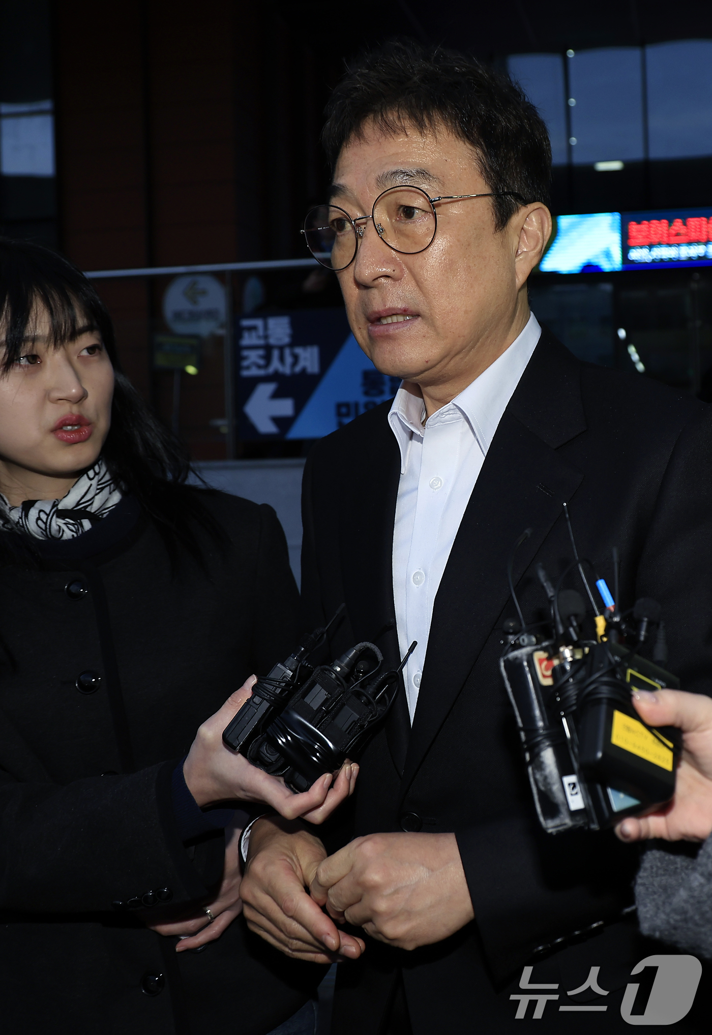 (서울=뉴스1) 박정호 기자 = 음주운전을 시인한 배우 이재룡이 10일 오후 서울 강남경찰서 교통조사계에서 피의자 신분으로 조사를 받고 나와 취재진의 질문공세를 받으며 대기하는 차 …