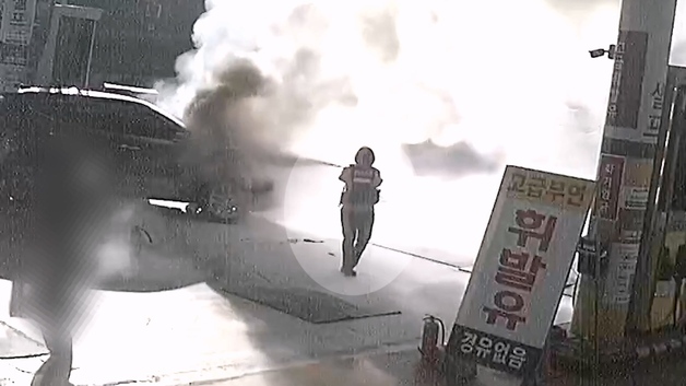 순찰 근무하던 경찰 불도 잡았다…주유소 차량 화재 초기 진압