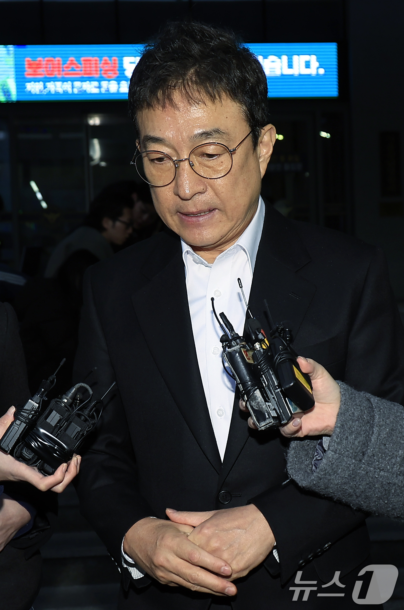 (서울=뉴스1) 박정호 기자 = 음주운전을 시인한 배우 이재룡이 10일 오후 서울 강남경찰서 교통조사계에서 피의자 신분으로 조사를 받고 나와 취재진의 질문공세를 받으며 대기하는 차 …