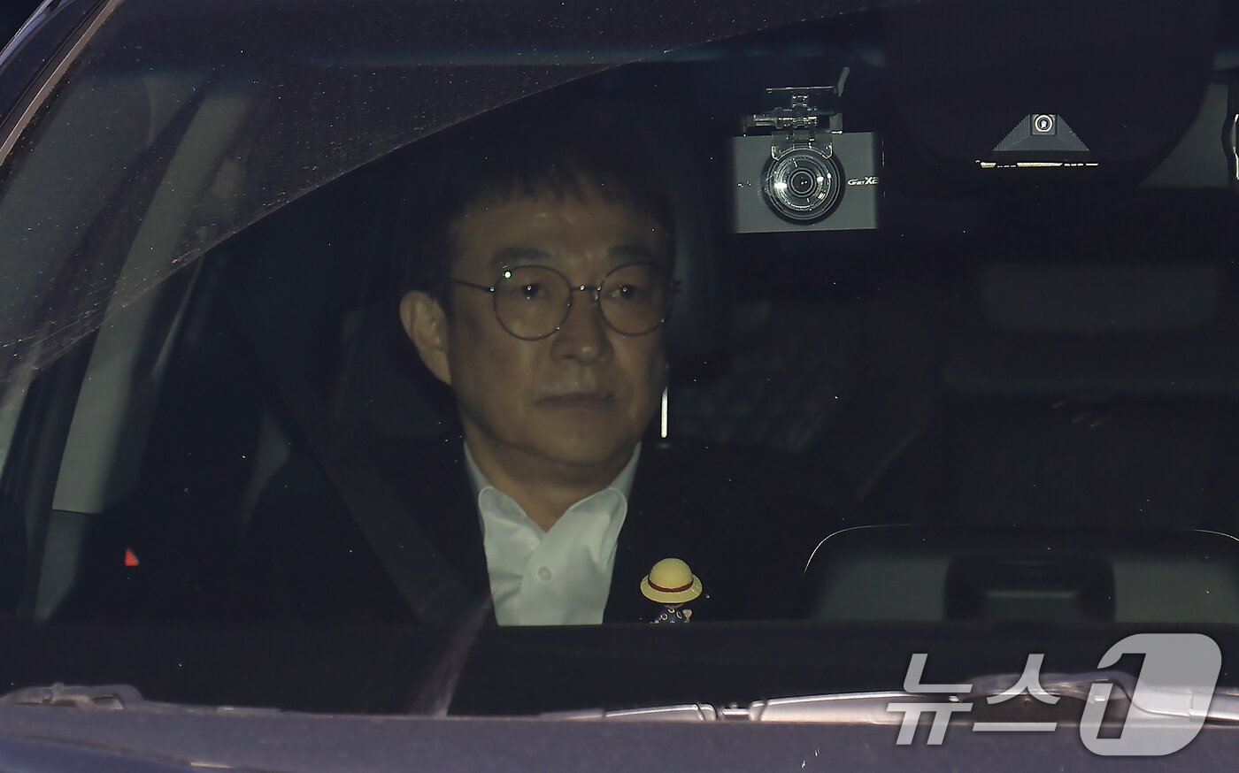 본문 이미지 - 음주운전을 시인한 배우 이재룡이 10일 오후 서울 강남경찰서 교통조사계에서 피의자 신분으로 조사를 받고 나와 대기하던 차량에 올라 이동하고 있다. 2026.3.10 ⓒ 뉴스1 박정호 기자