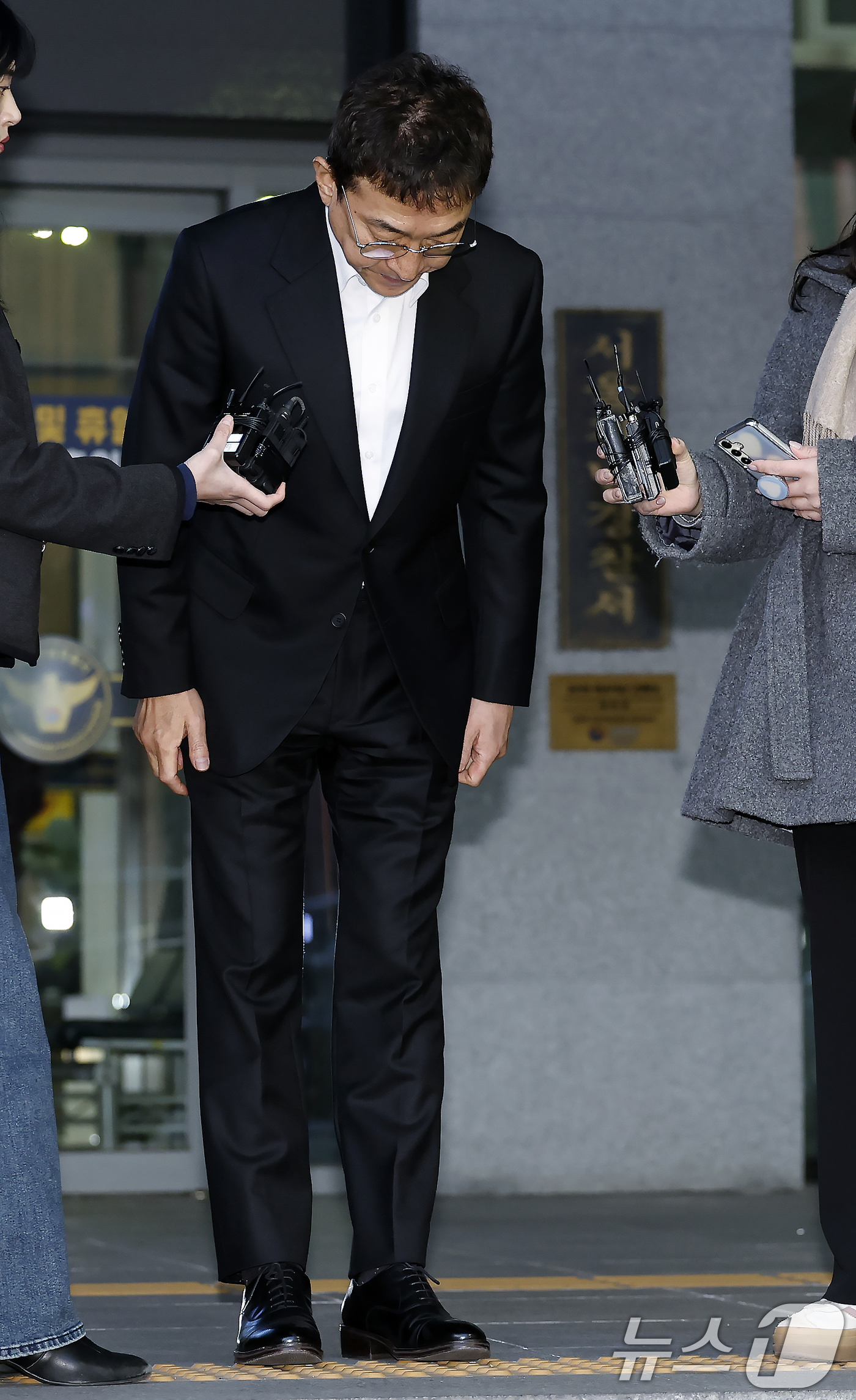 (서울=뉴스1) 박정호 기자 = 음주운전을 시인한 배우 이재룡이 10일 오후 서울 강남경찰서 교통조사계에서 피의자 신분으로 조사를 받고 나와 고개 숙여 사과하고 있다.이 씨는 지난 …