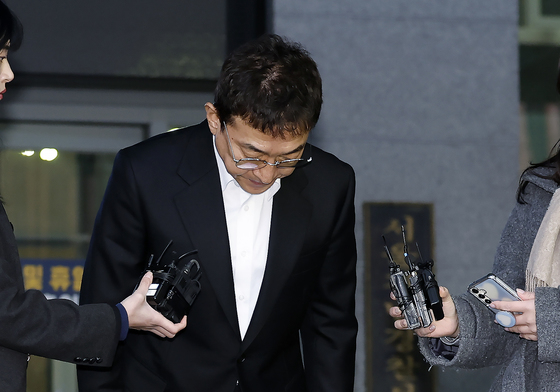 고개 숙인 이재룡