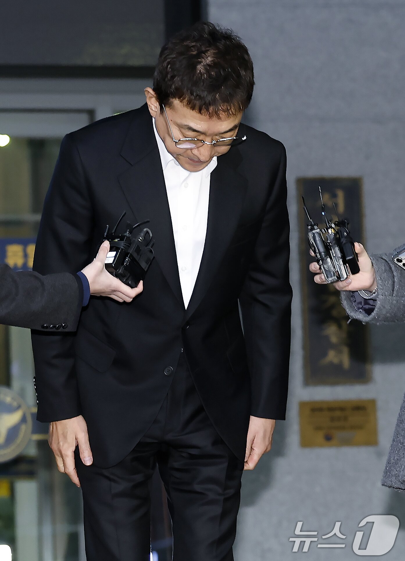 본문 이미지 - 음주운전을 시인한 배우 이재룡이 10일 오후 서울 강남경찰서 교통조사계에서 피의자 신분으로 조사를 받고 나와 고개 숙여 사과하고 있다.  2026.3.10 ⓒ 뉴스1 박정호 기자