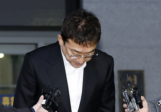 '음주운전' 이재룡, 경찰 조사 받고 고개 숙여 사과