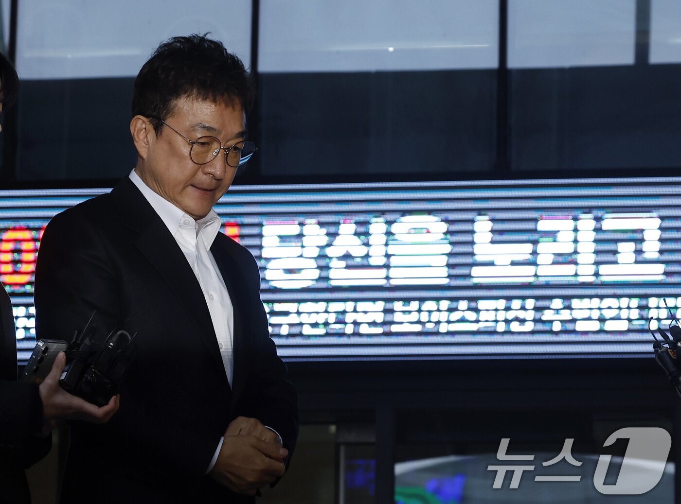 본문 이미지 - 음주운전을 시인한 배우 이재룡이 10일 오후 서울 강남경찰서 교통조사계에서 피의자 신분으로 조사를 받고 나오고 있다.2026.3.10 ⓒ 뉴스1 박정호 기자