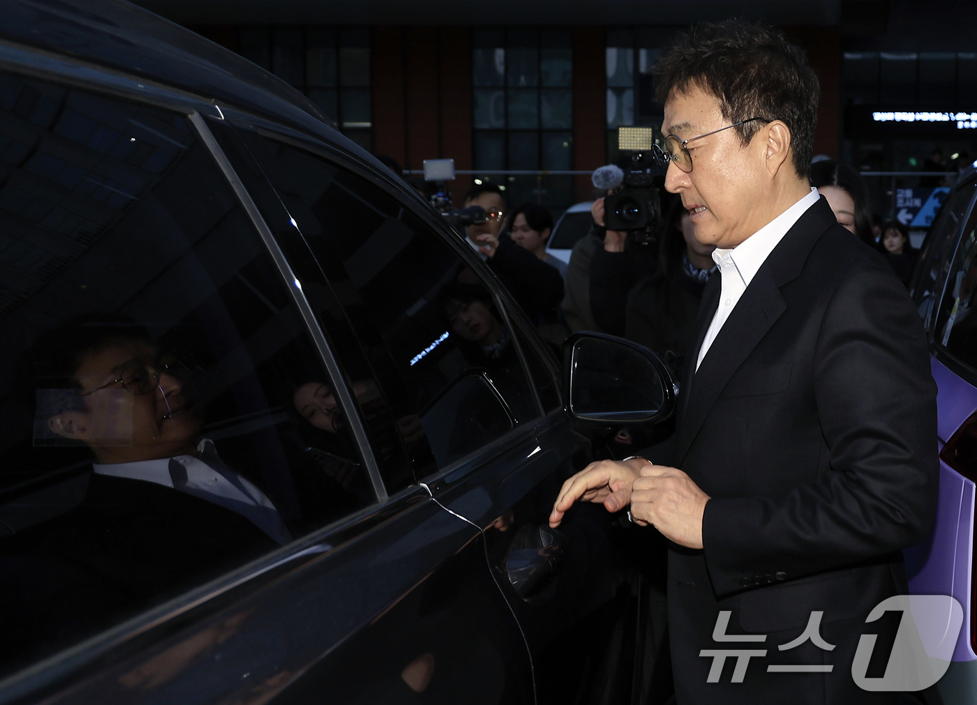 (서울=뉴스1) 박정호 기자 = 음주운전을 시인한 배우 이재룡이 10일 오후 서울 강남경찰서 교통조사계에서 피의자 신분으로 조사를 받고 나와 대기하던 차량에 탑승하고 있다.이 씨는 …