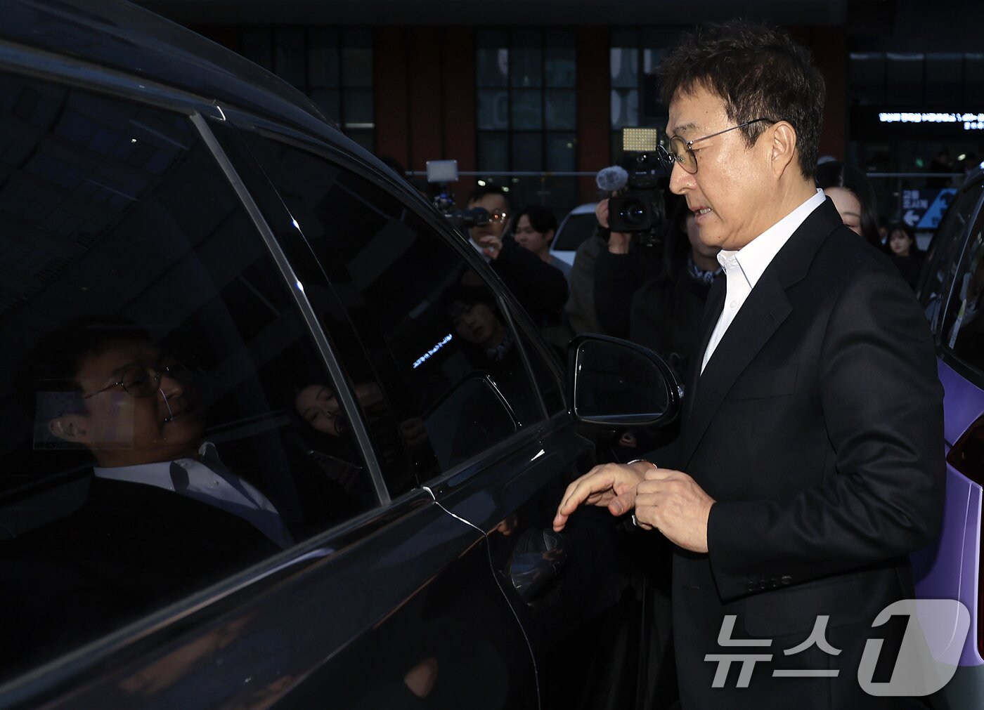 본문 이미지 - 음주운전을 시인한 배우 이재룡이 10일 오후 서울 강남경찰서 교통조사계에서 피의자 신분으로 조사를 받고 나와 대기하던 차량에 탑승하고 있다. 2026.3.10 ⓒ 뉴스1 박정호 기자