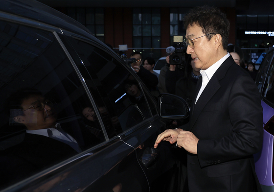 경찰 피의자 조사 받고 귀가하는 이재룡