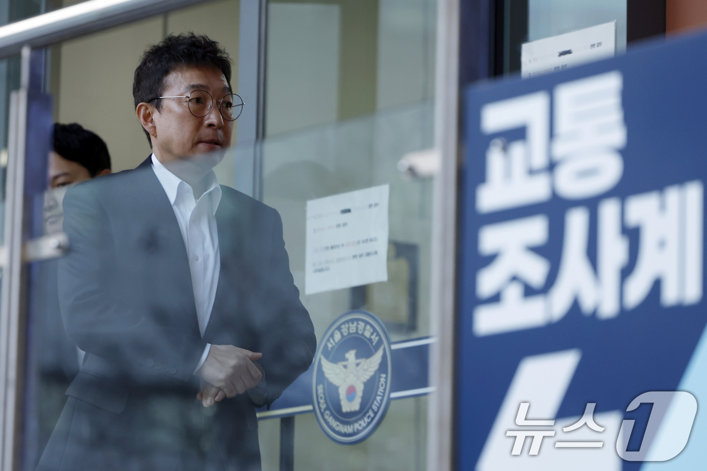 (서울=뉴스1) 박정호 기자 = 음주운전을 시인한 배우 이재룡이 10일 오후 서울 강남경찰서 교통조사계에서 피의자 신분으로 조사를 받은 뒤 밖으로 나오고 있다.이 씨는 지난 6일 …