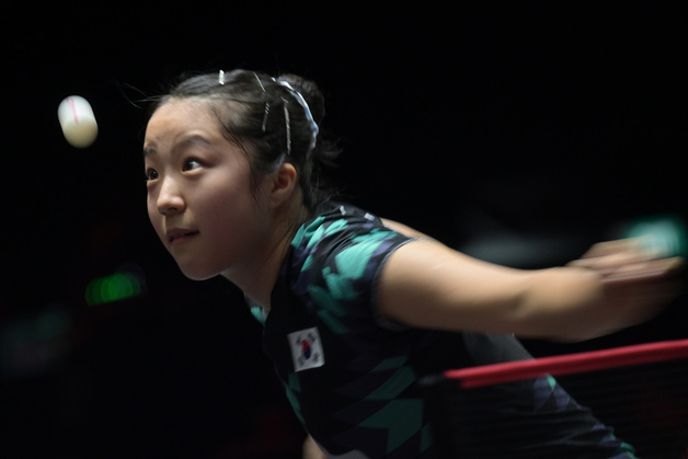 탁구 신유빈, WTT 챔피언스 충칭에서 한일전 승리…16강 진출