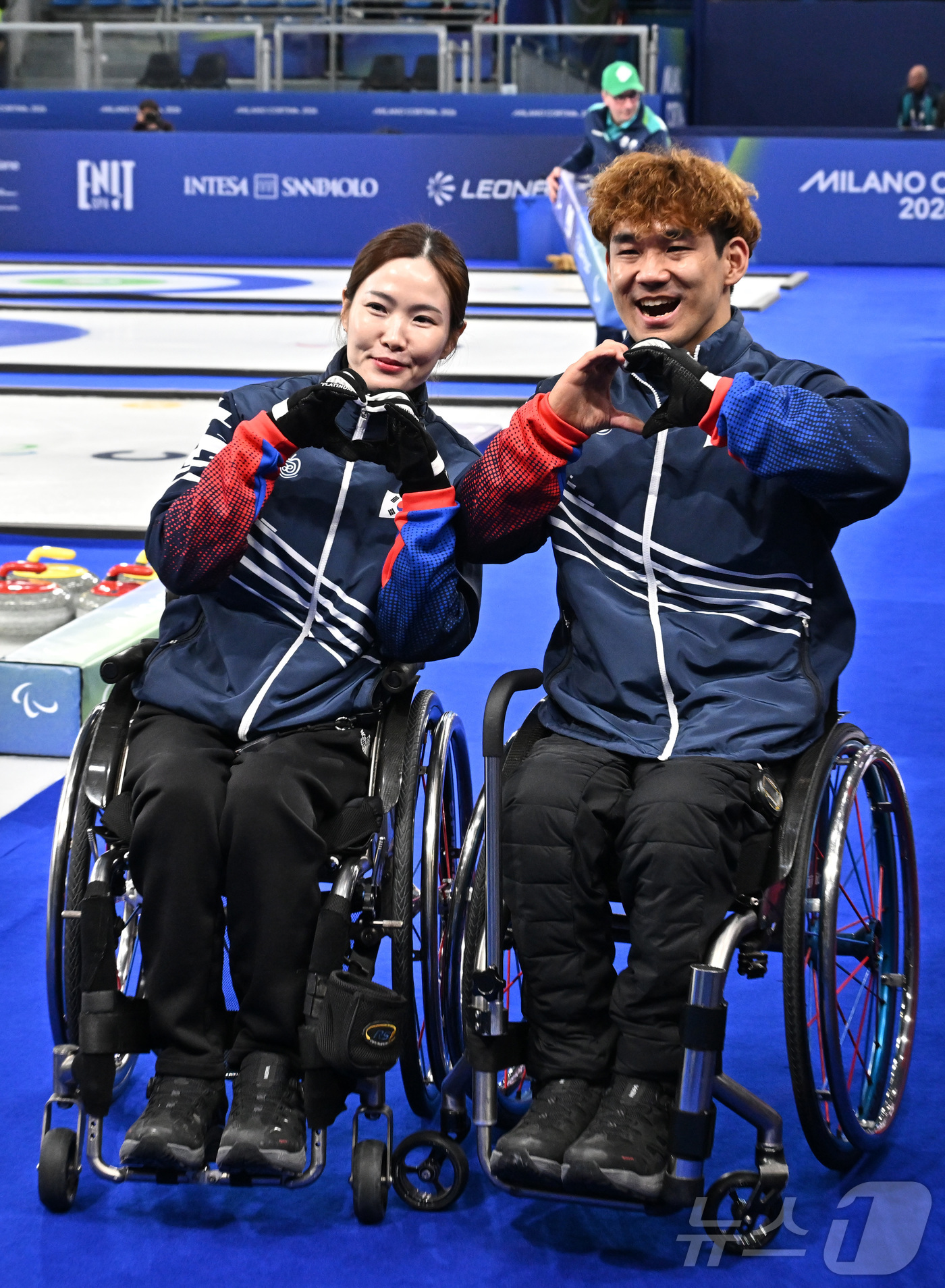 (코르티나=뉴스1) 사진공동취재단 = 휠체어컬링 백혜진(왼쪽)과 이용석이 10일(현지시간) 이탈리아 코르티나담페초 컬링 올림픽 스타디움에서 열린  2026 밀라노 코르티나 패럴림픽 …