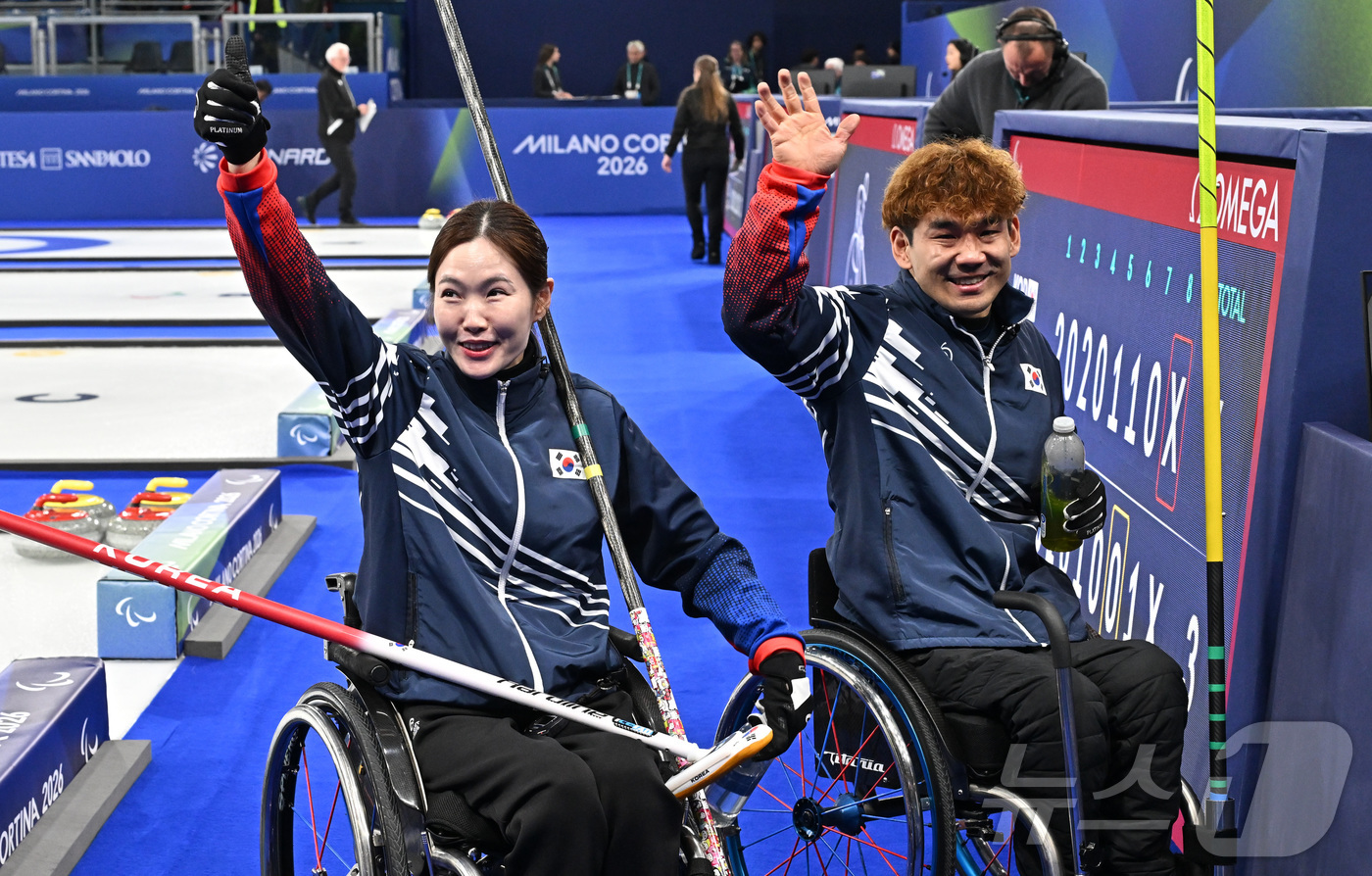 (코르티나=뉴스1) 사진공동취재단 = 휠체어컬링 백혜진(왼쪽)과 이용석이 10일(현지시간) 이탈리아 코르티나담페초 컬링 올림픽 스타디움에서 열린  2026 밀라노 코르티나 패럴림픽 …
