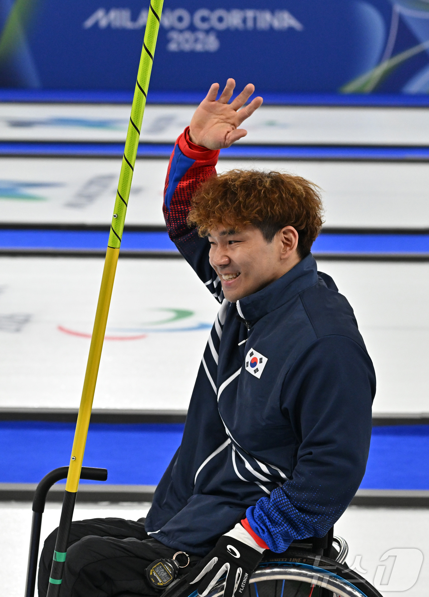 (코르티나=뉴스1) 사진공동취재단 = 휠체어컬링 이용석이 10일(현지시간) 이탈리아 코르티나담페초 컬링 올림픽 스타디움에서 열린  2026 밀라노 코르티나 패럴림픽 휠체어컬링 믹스 …