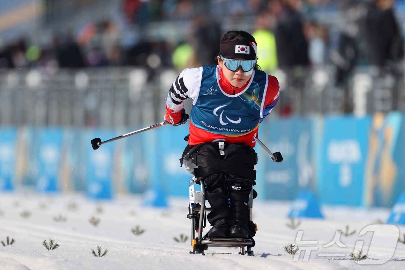 본문 이미지 - 김윤지가 10일(현지시간) 이탈리아 테세로 크로스컨트리 스타디움에서 열린 2026 밀라노·코르티나 동계 패럴림픽 크로스컨트리 스키 여자 스프린트 좌식 결선에서 완주 후 기뻐하고 있다. (대한장애인체육회 제공. 재판매 및 DB금지) 2026.3.11 ⓒ 뉴스1