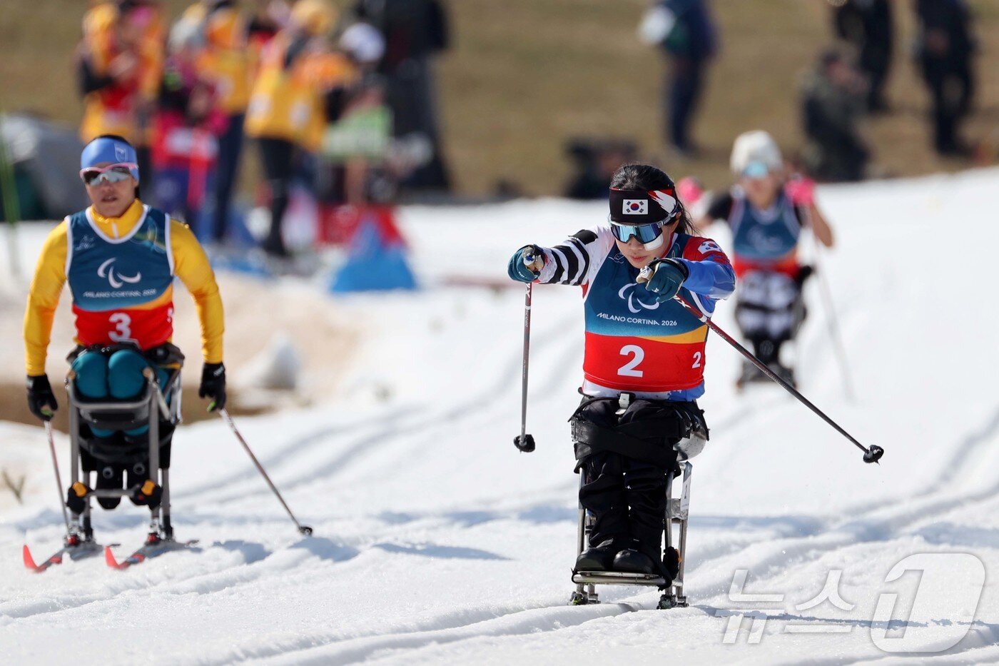 본문 이미지 - 김윤지가 10일(현지시간) 이탈리아 테세로 크로스컨트리 스타디움에서 열린 2026 밀라노·코르티나 동계 패럴림픽 크로스컨트리 스키 여자 스프린트 좌식 결선에서 역주하고 있다. (대한장애인체육회 제공. 재판매 및 DB금지) 2026.3.11 ⓒ 뉴스1