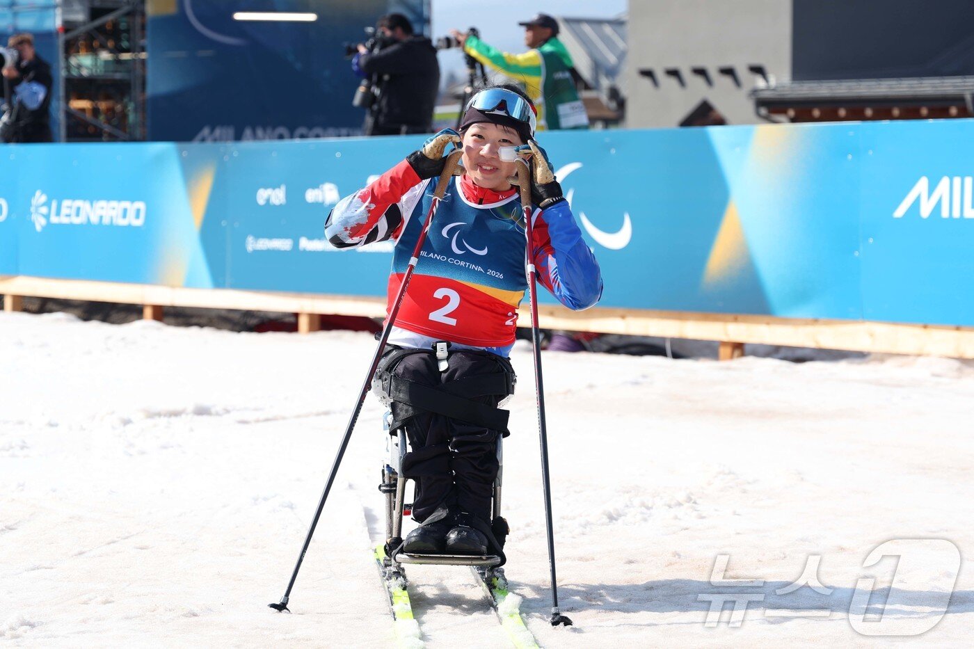 본문 이미지 - 김윤지가 10일(현지시간) 이탈리아 테세로 크로스컨트리 스타디움에서 열린 2026 밀라노·코르티나 동계 패럴림픽 크로스컨트리 스키 여자 스프린트 좌식 결선에서 완주 후 기뻐하고 있다. (대한장애인체육회 제공. 재판매 및 DB금지) 2026.3.11 ⓒ 뉴스1