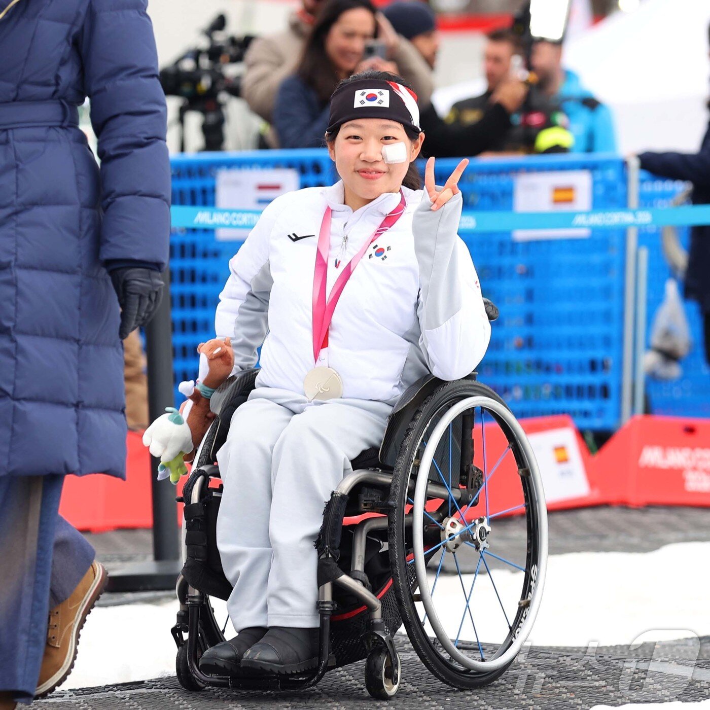 본문 이미지 - 김윤지가 10일(현지시간) 이탈리아 테세로 크로스컨트리 스타디움에서 열린 2026 밀라노·코르티나 동계 패럴림픽 크로스컨트리 스키 여자 스프린트 좌식 결선에서 은메달을 획득 후 기뻐하고 있다. (대한장애인체육회 제공. 재판매 및 DB금지) 2026.3.11 ⓒ 뉴스1