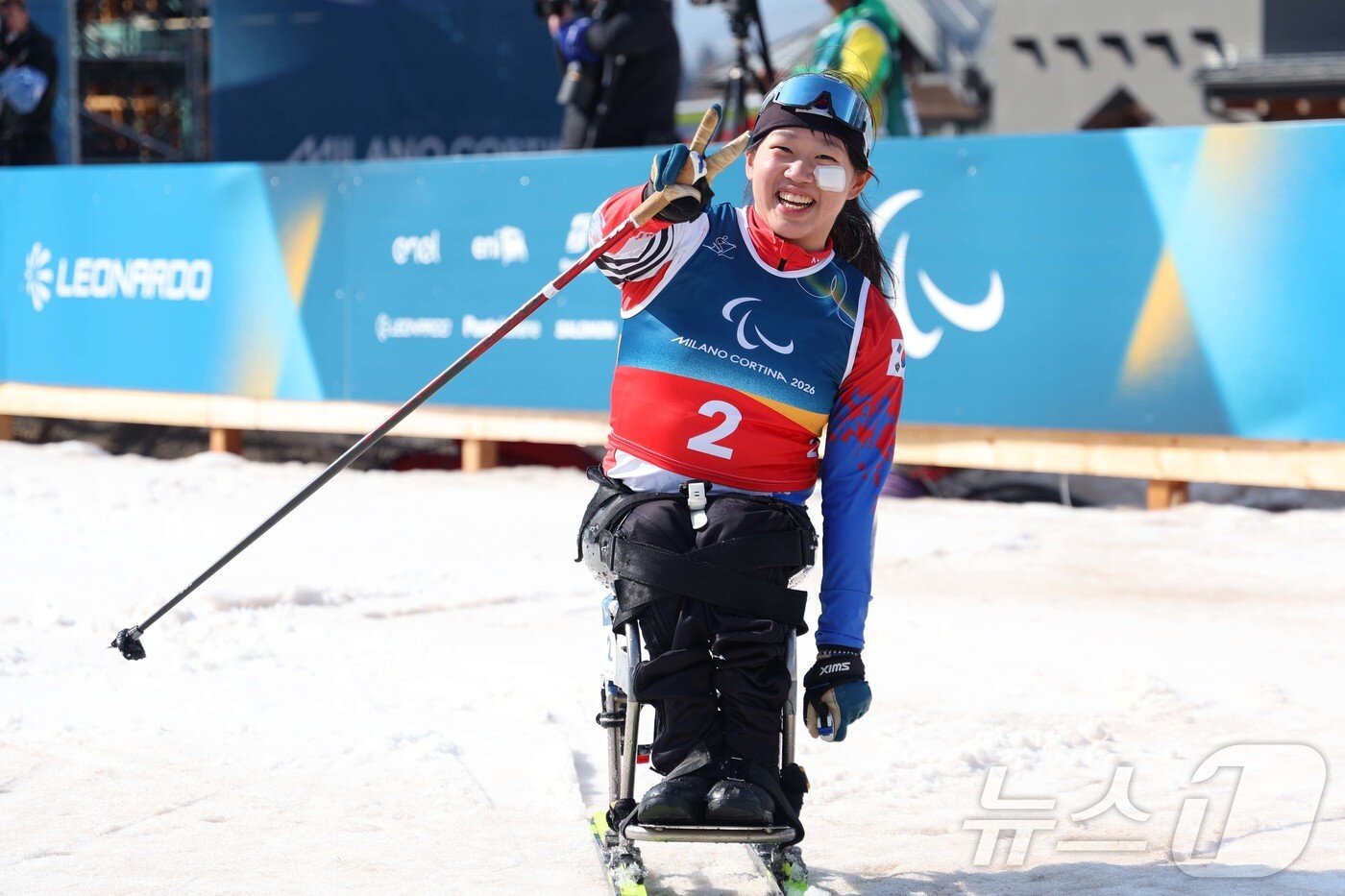 본문 이미지 - 김윤지가 10일(현지시간) 이탈리아 테세로 크로스컨트리 스타디움에서 열린 2026 밀라노·코르티나 동계 패럴림픽 크로스컨트리 스키 여자 스프린트 좌식 결선에서 완주 후 기뻐하고 있다. (대한장애인체육회 제공. 재판매 및 DB금지) 2026.3.11 ⓒ 뉴스1
