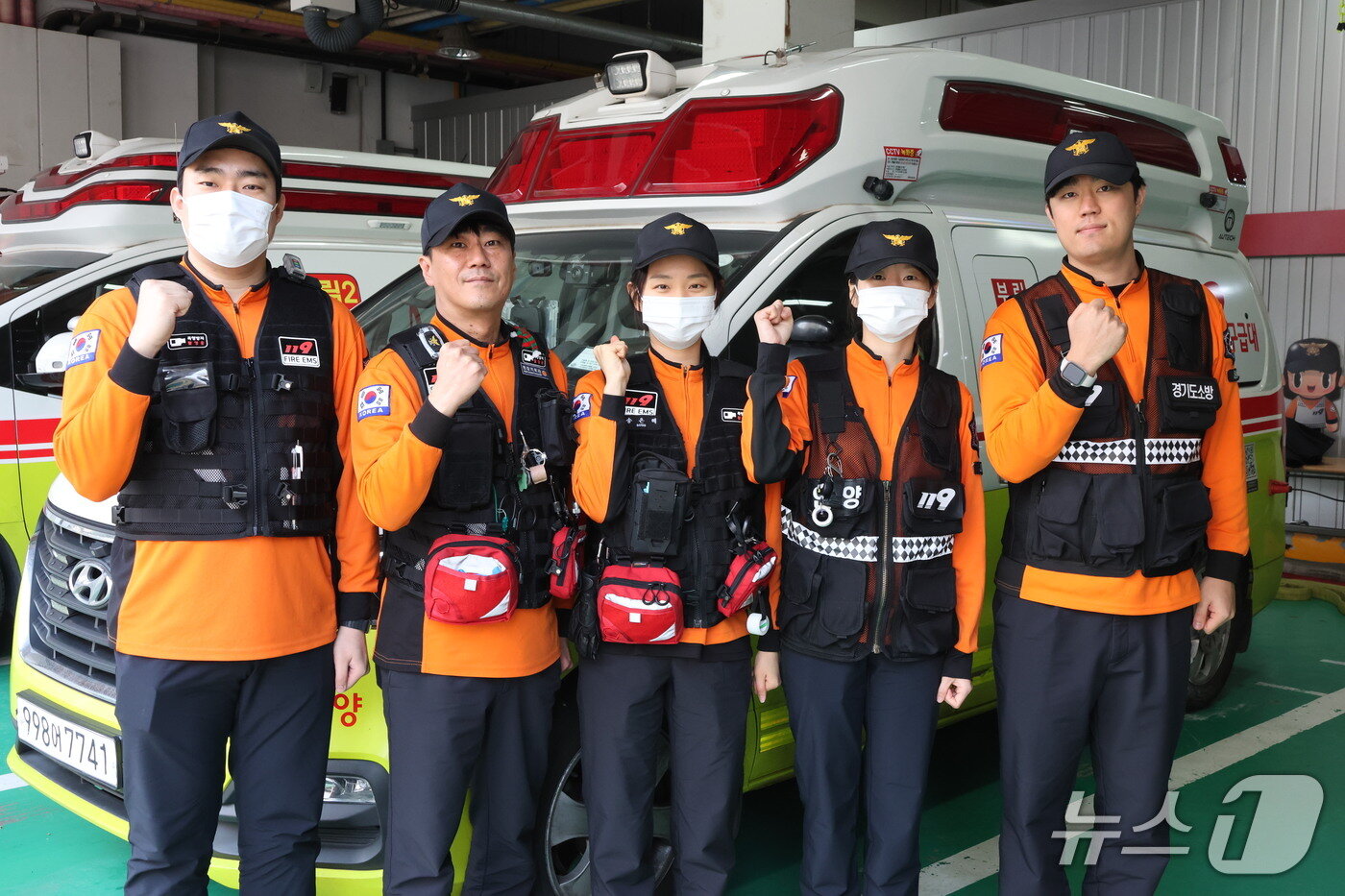 본문 이미지 - 경기 안양소방서 만안119구급센터 장지환 소방장, 지환 소방교, 홍준서·송은혜·박소연·김연정 소방사. (안양소방서 제공. 재판매 및 DB 금지) 2026.3.11/뉴스1