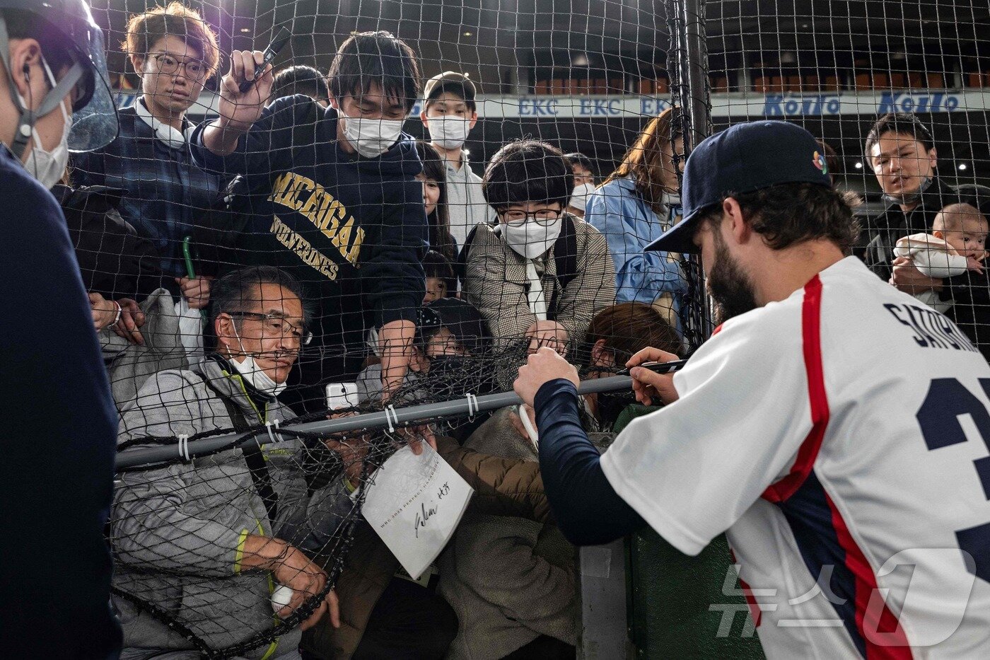 본문 이미지 - 3년 전 일본 팬들에게 사인 요청을 받았던 사토리아 ⓒ AFP=뉴스1