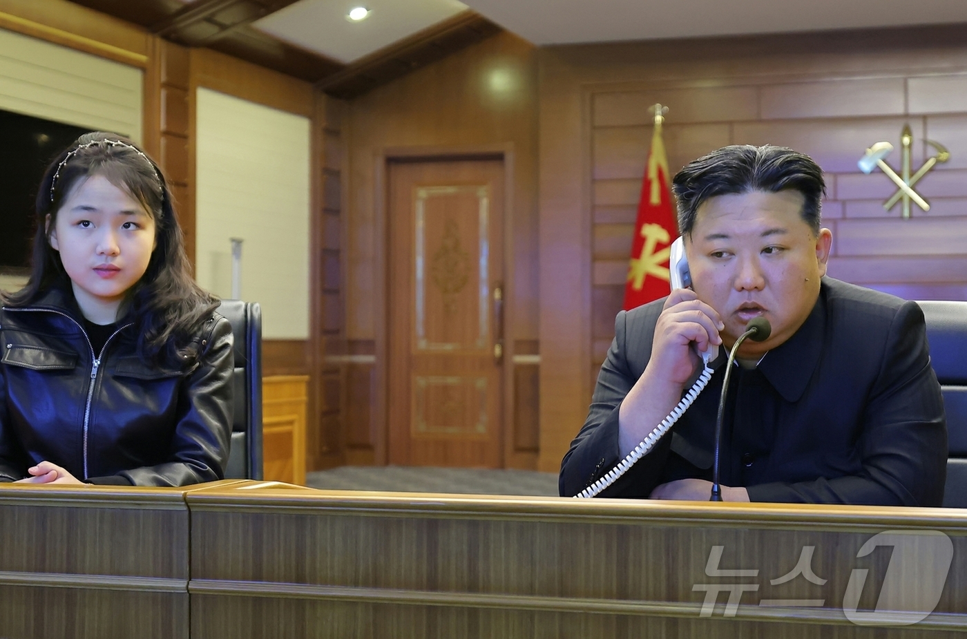 (평양 노동신문=뉴스1) = 북한 노동당 기관지 노동신문은 "10일 구축함 최현호에서 전략순항미사일시험발사가 또다시 진행됐다"고 11일 밝혔다. 김정은 당 총비서와 그의 딸 주애는 …